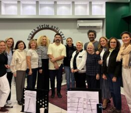 Bursa’da ritmin sesi yükseliyor: Cenk Hoca farklı yaş gruplarını müzikle buluşturuyor