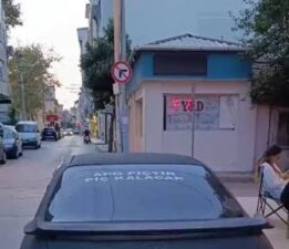 Bursa’da park halindeki aracın arka camındaki yazı dikkat çekti! Vatandaşlar cep telefonlarına sarıldı