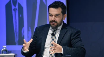 Doç. Dr. Yüksel Okşak: “Küresel ekonomi kırılma eşiğinde; Türkiye’ye özgü reçete şart”